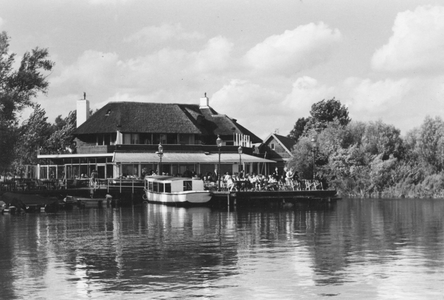 841791 Gezicht op het hotel-restaurant De Driesprong aan de Veendijk te Oud-Loosdrecht.